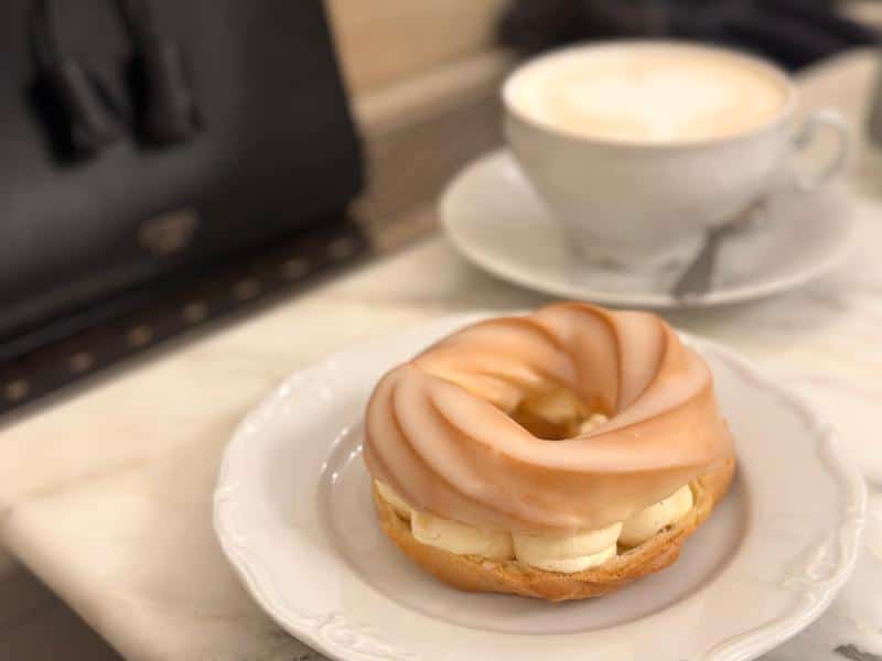 Věneček choux pastry on a white plate