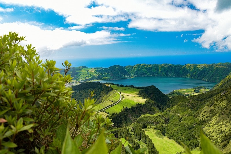 beautiful clean landscape thanks to travel without plastic