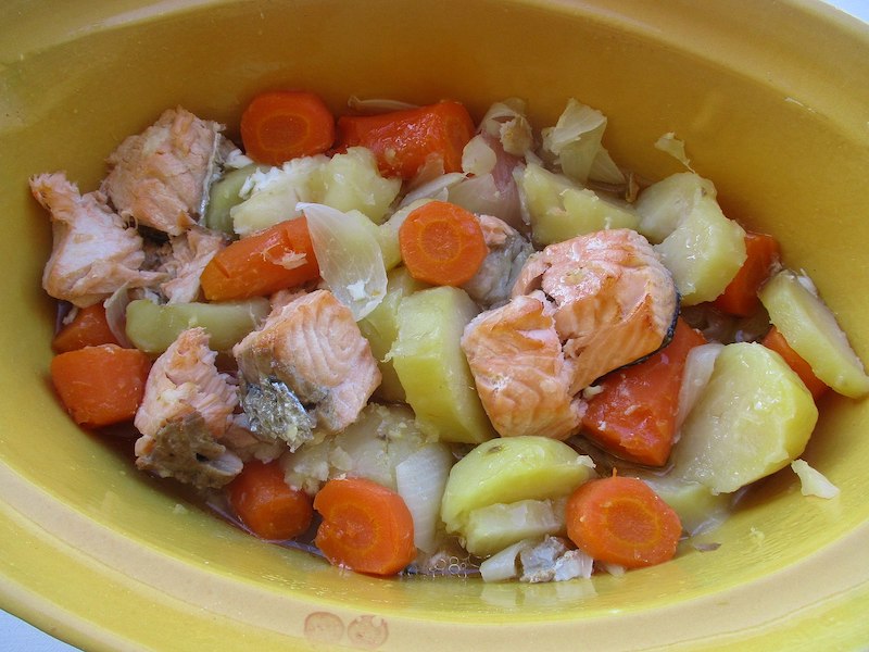 yellow bowl filled with Baeckeoffe, a traditional Strasbourg food 
