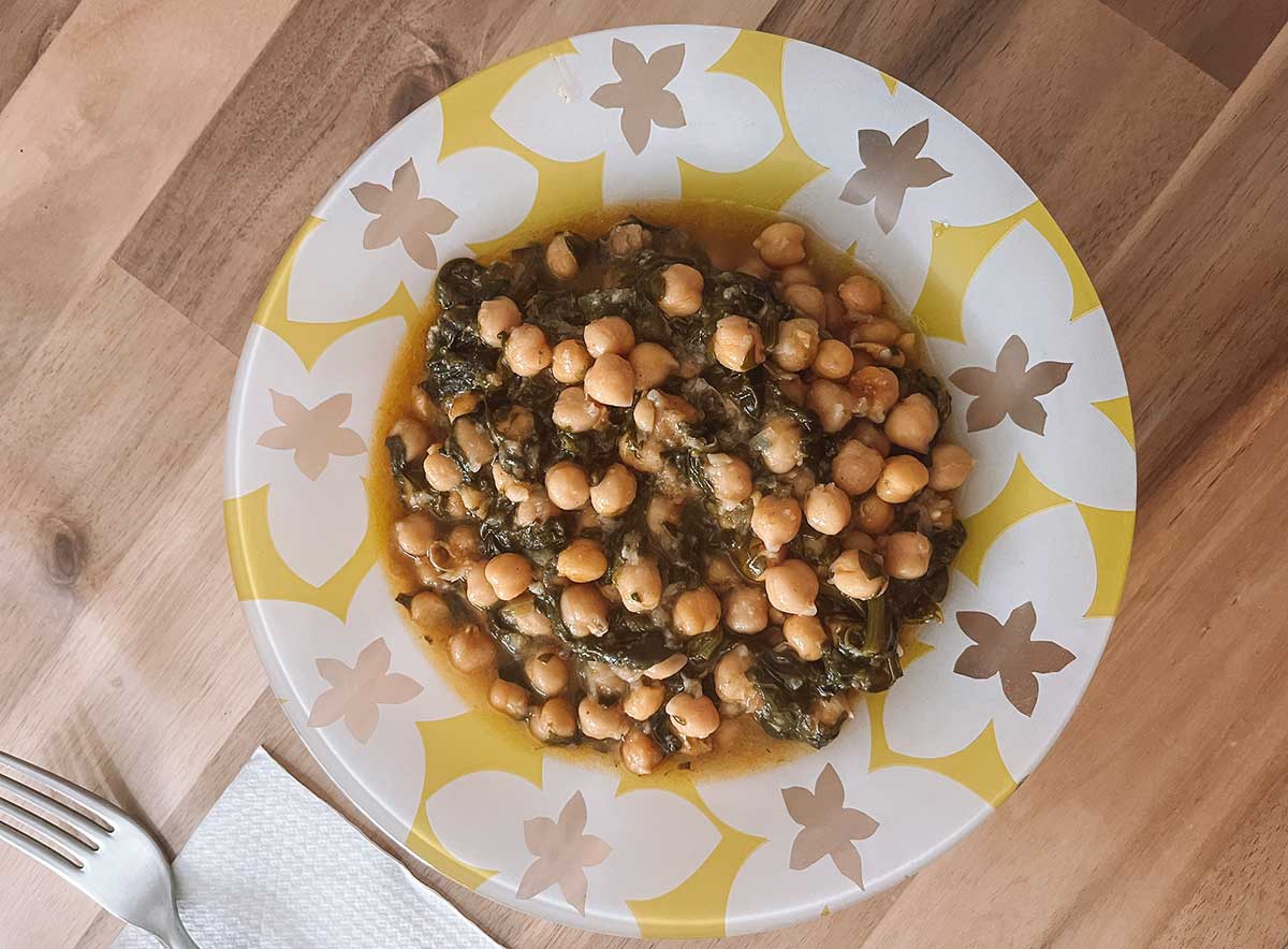 Espinacas con Garbanzos, a Spanish vegan dish featuring a stew of chickpeas and spinach.