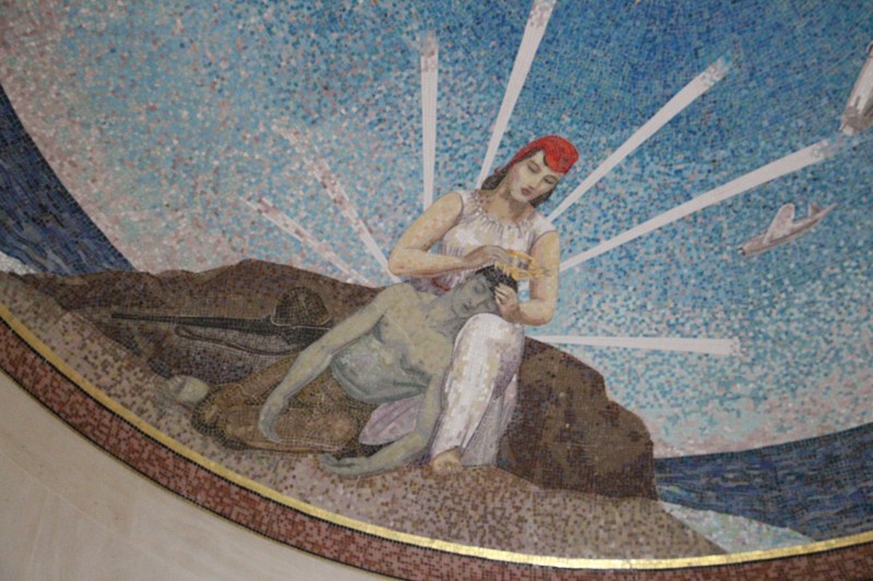 marianne holding a soldier