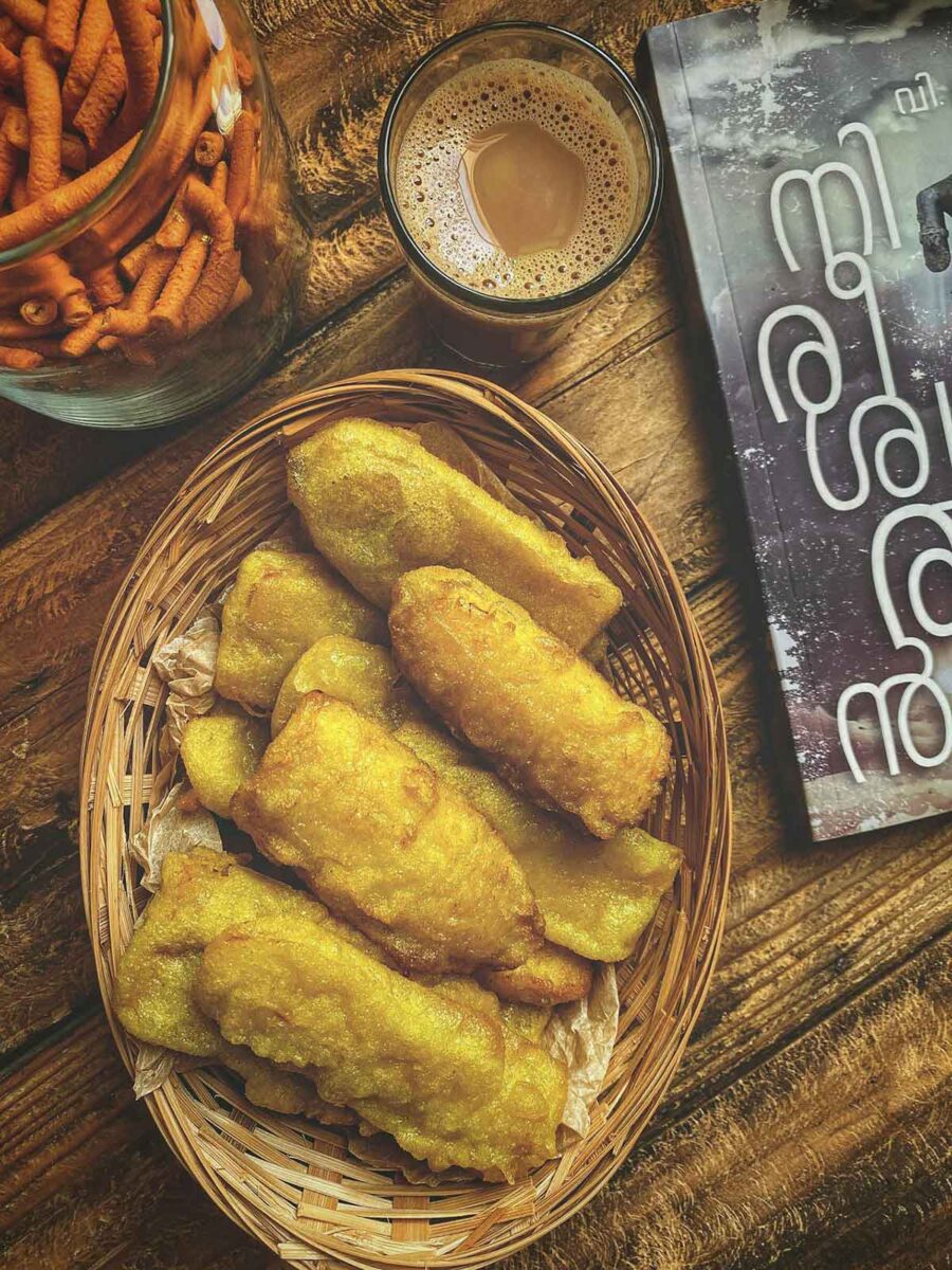 Pisang goreng, an Indonesian snack made with fried bananas.