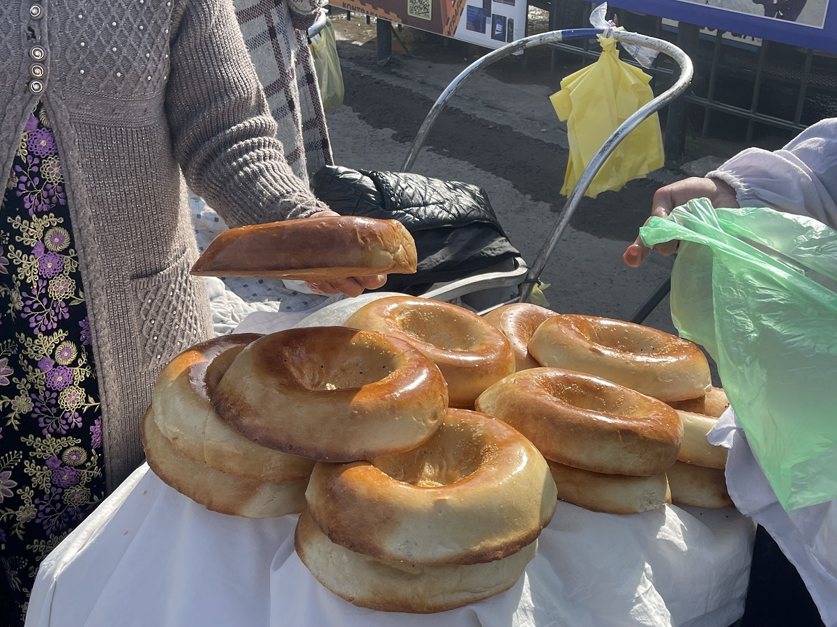 Freshly baked Samarkand bread displayed at Siab Bazaar in Uzbekistan. This traditional bread is a popular vegetarian option and a staple in Uzbek cuisine, often enjoyed by those seeking vegetarian-friendly foods.