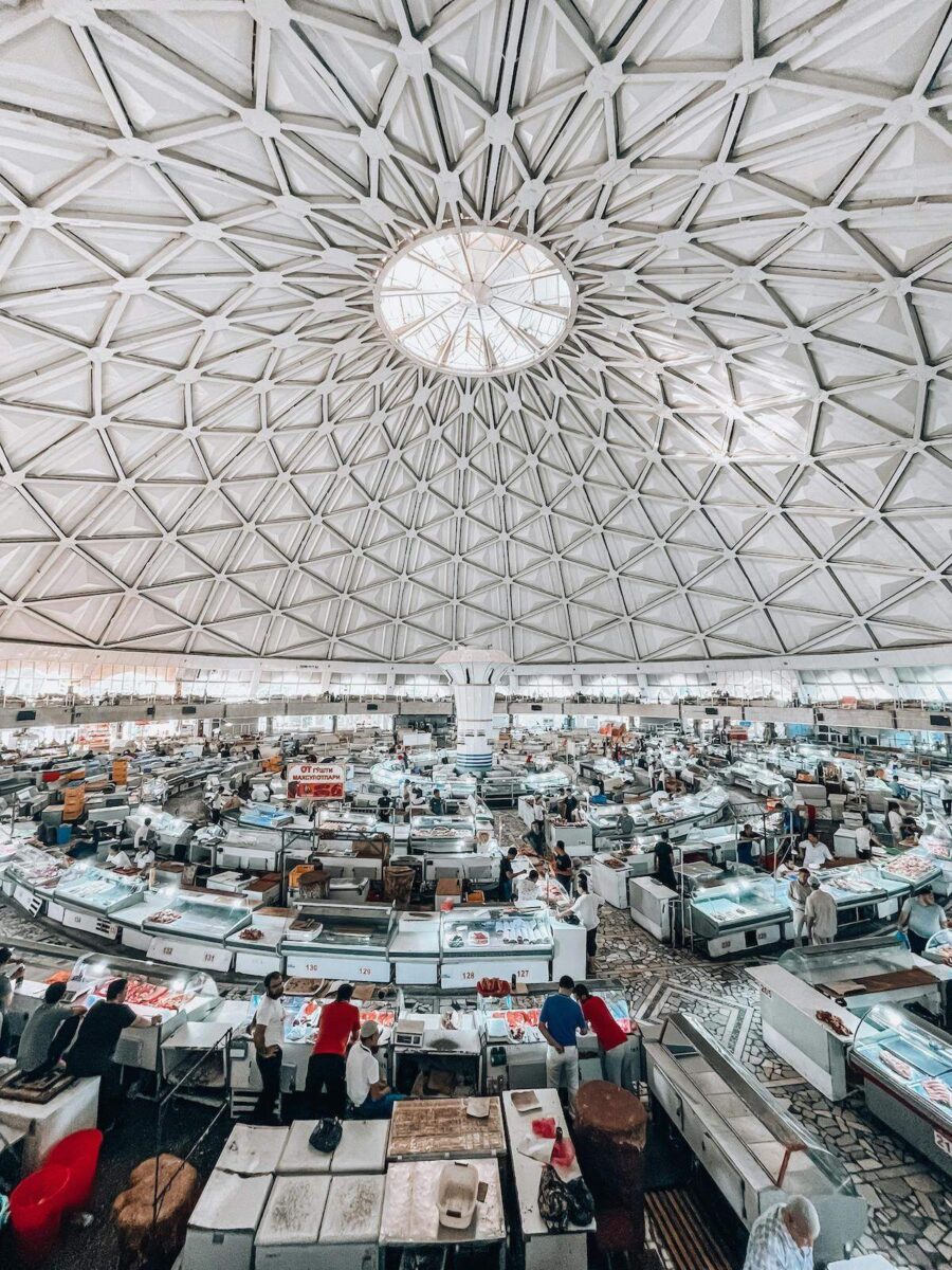 A wide view of Chorsu Bazaar in Tashkent, Uzbekistan, showcasing various stalls and vendors. This bustling market is an excellent place to find fresh produce and ingredients for vegetarian dishes, highlighting the availability of vegetarian food in Uzbekistan.