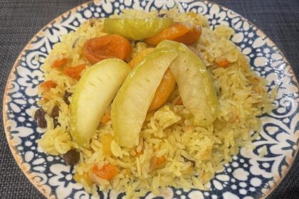 plate filled with fruit plov vegetarian food in Uzbekistan